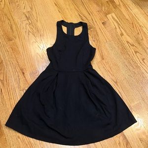 Perfect Lulu’s little black dress!